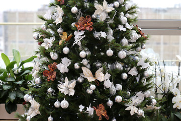 Image showing Christmas tree with toys