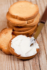 Image showing snack crackers with cream cheese and knife