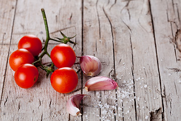 Image showing cherry tomatoes, garlic, peppercorns and salt 