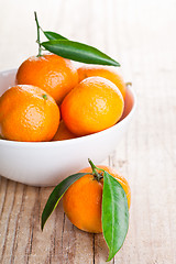 Image showing tangerines with leaves in bowl 