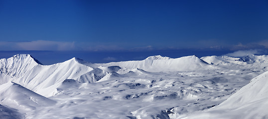 Image showing Panoramic view on snowy plateau and blue sky at nice day