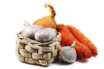 Image showing garlic in a small wicker basket, carrots and onions 