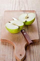 Image showing fresh green sliced apple and knife 