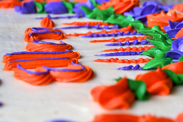 Image showing close up frosting on top of cake