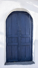 Image showing Blue door and white house in Santorini