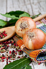 Image showing fresh onions, peppercorns and bay leaves