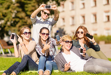 Image showing students showing smartphones