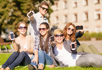 Image showing students showing smartphones