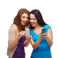 Image showing two smiling teenagers with smartphones