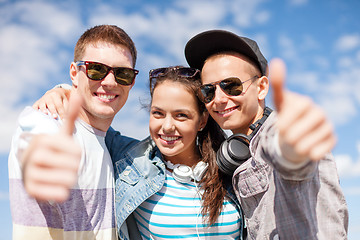 Image showing smiling teenagers showing thumbs up