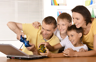 Image showing Family with laptop
