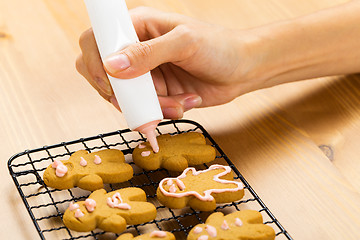 Image showing Gingerbread with icing decorating process