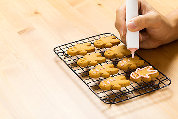 Image showing Gingerbread with icing decorating process