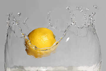 Image showing Lemon splashing in to water