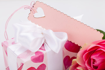 Image showing Gift box with an empty tag, next to three roses