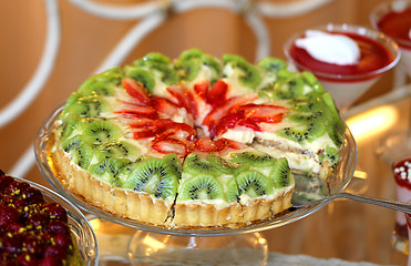 Image showing Fruit cake with strawberries and kiwi