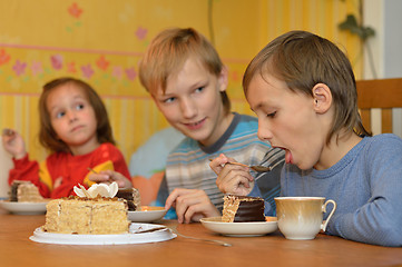 Image showing Brothers and sister eating cake