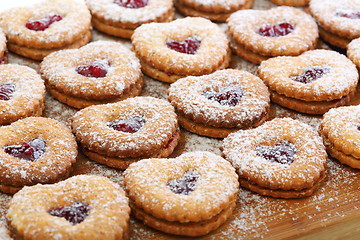 Image showing Linzer cookies with cherry jam.