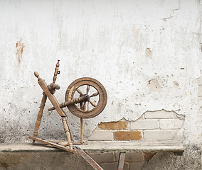 Image showing Old spinning wheel