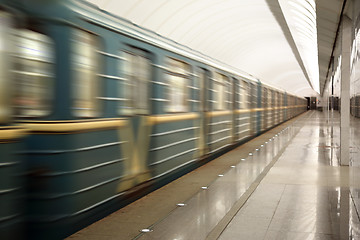 Image showing train moving at subway station 