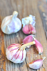 Image showing raw garlic on a wooden plank