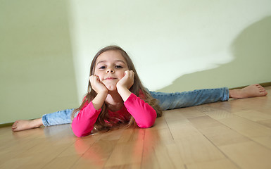 Image showing Little girl sits on a splits