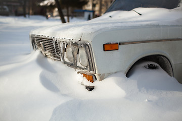 Image showing White old car covered with snow