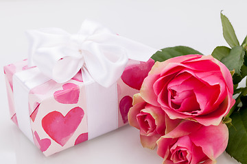 Image showing Gift box with an empty tag, next to three roses