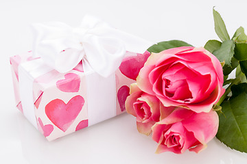 Image showing Gift box with an empty tag, next to three roses