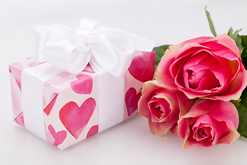 Image showing Gift box with an empty tag, next to three roses