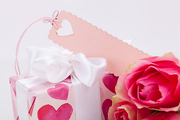 Image showing Gift box with an empty tag, next to three roses