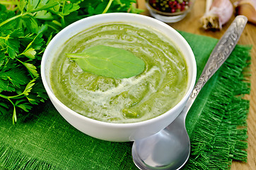 Image showing Puree green in a bowl on the board with spinach