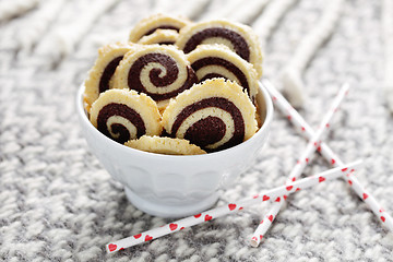 Image showing black and white cookies