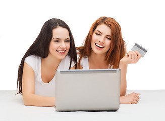 Image showing two smiling teenagers with laptop and credit card