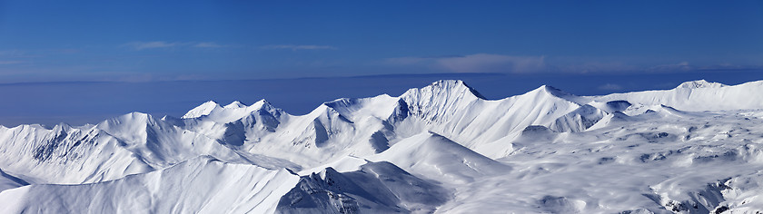 Image showing Panoramic view on off-piste slope and snowy plateau at nice day