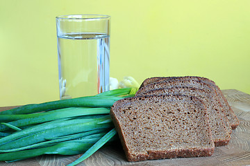 Image showing Bread, onion and water