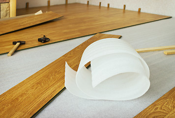 Image showing Laying  laminated panels the color of the wood