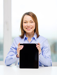 Image showing smiling businesswoman with tablet pc computer