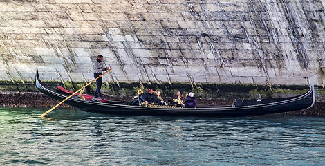 Image showing Gondola Under the Rialto Bridge