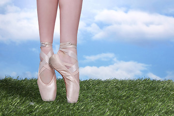 Image showing Perfect Ballet Dancer En Pointe With Copy Space