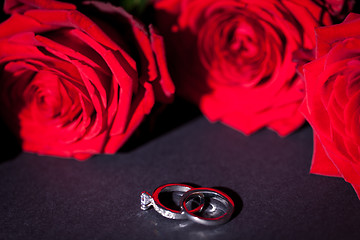 Image showing Engagement ring with a bunch of red roses