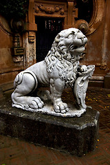 Image showing lion statue