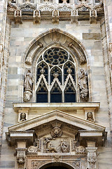 Image showing  statues of a men in the front