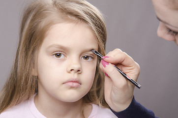 Image showing Makeup artist brings eyebrows on the girl's face