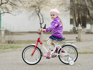 Image showing four year old girl goes on a Bicycle