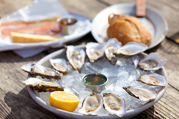 Image showing raw oysters