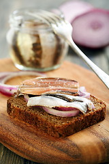 Image showing Black bread, onions and anchovies.