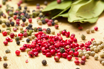 Image showing Dry bay laurel leaf with multicolored peppercorn