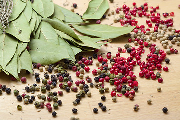 Image showing Dry bay laurel leaf with multicolored peppercorn