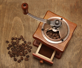 Image showing vintage coffee grinder and beans